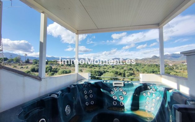 Detached villa - Resale - Estepona - Cancelada