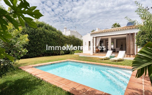 Freistehende Villa - Wiederverkauf - Estepona  - Estepona Centro