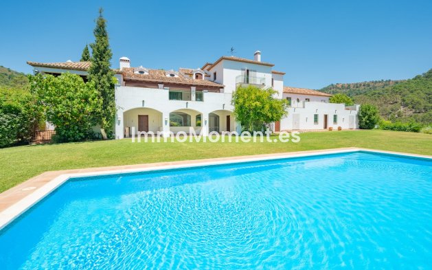 Freistehende Villa - Wiederverkauf - Estepona  - Estepona Centro