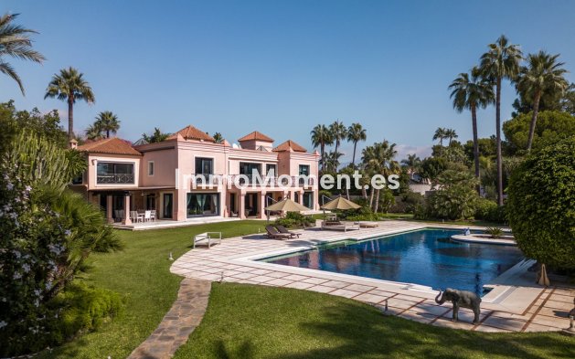 Freistehende Villa - Wiederverkauf - Estepona  - Estepona Centro