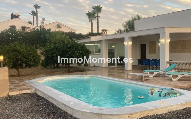 Freistehende Villa - Wiederverkauf -   Inländisch - Alhaurín el Grande Centro