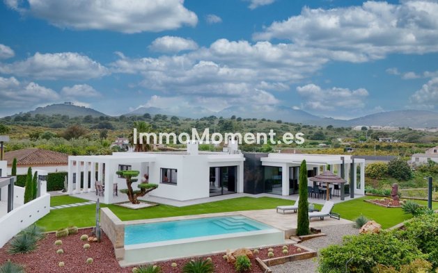 Freistehende Villa - Wiederverkauf -   Inländisch - Alhaurín el Grande Centro