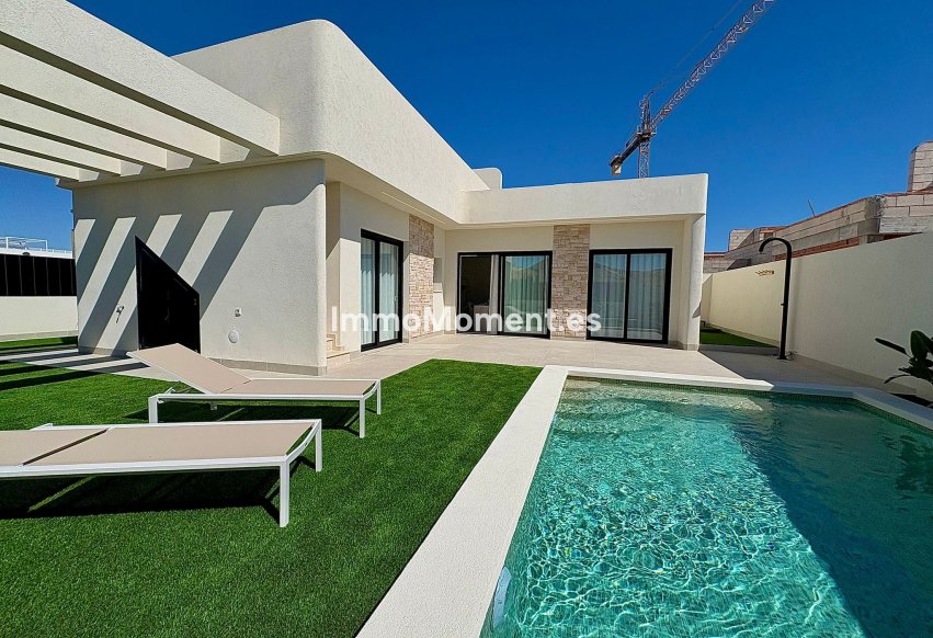 Obra nueva - Villa independiente - Roldán