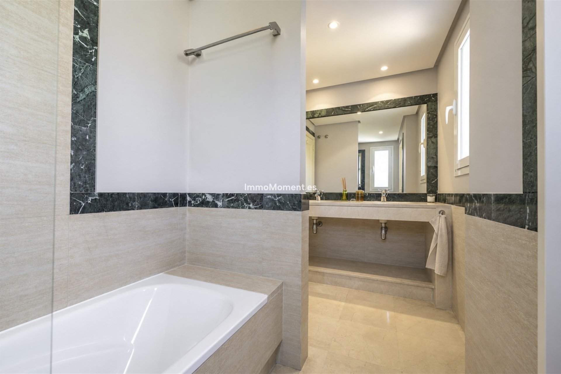 Resale - Apartment - Benahavís - Benahavís Centro