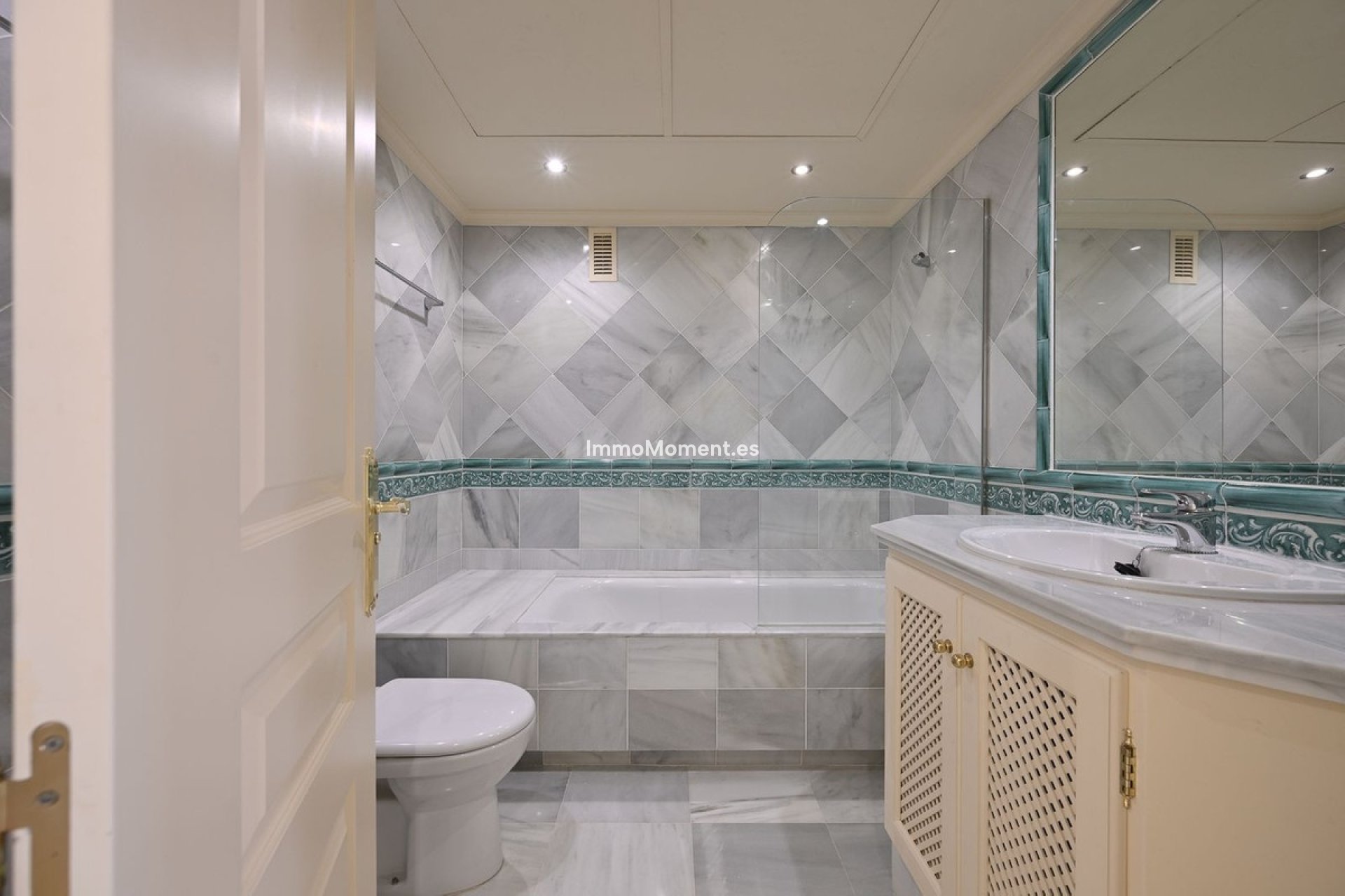 Resale - Apartment - Benahavís - Benahavís Centro