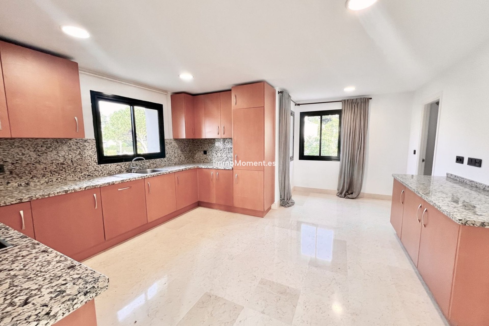 Resale - Apartment - Benahavís - Benahavís Centro