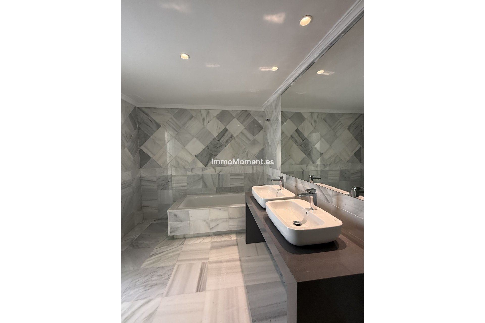 Resale - Apartment - Benahavís - Benahavís Centro