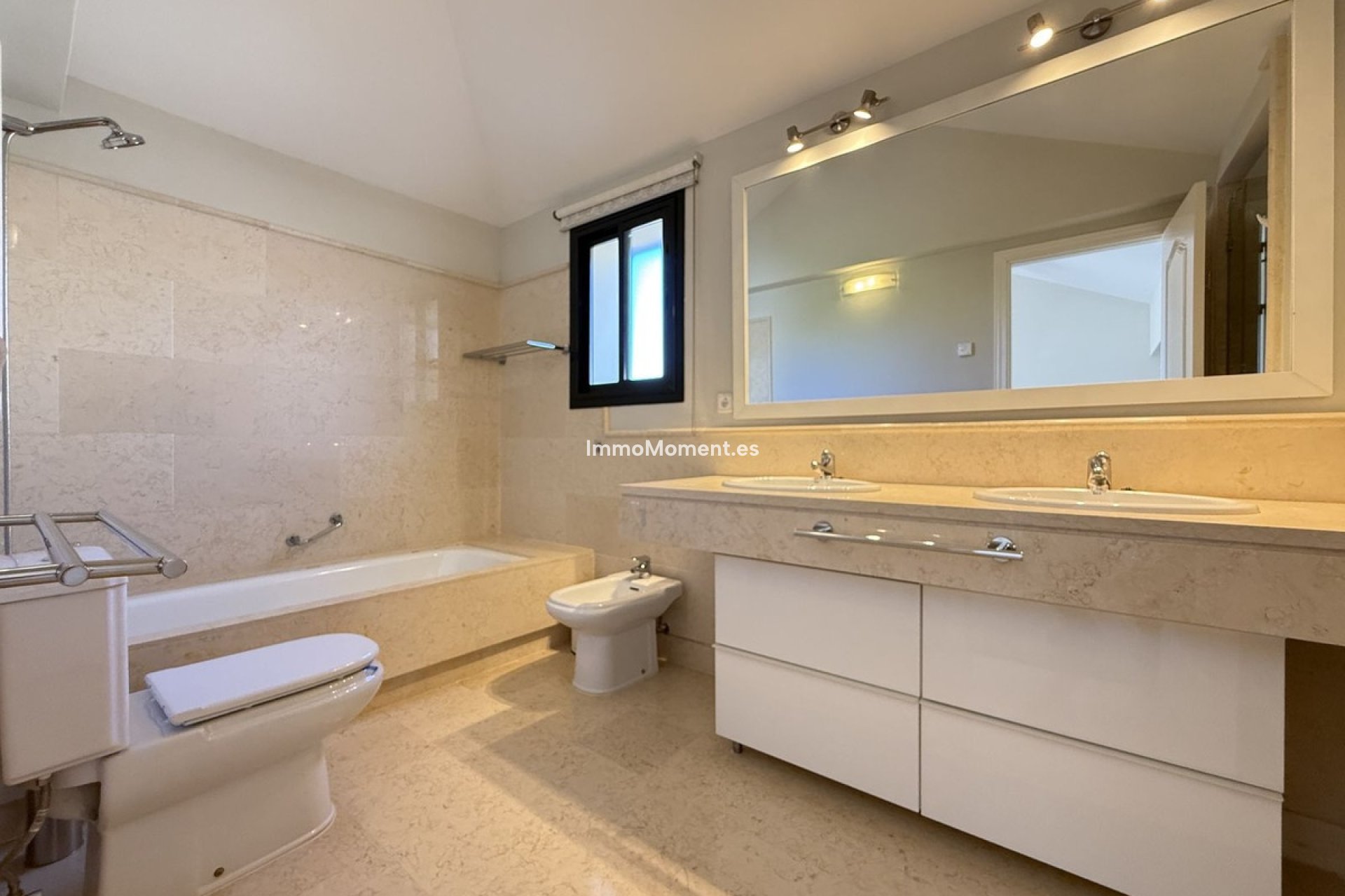 Resale - Apartment - Benahavís - Benahavís Centro