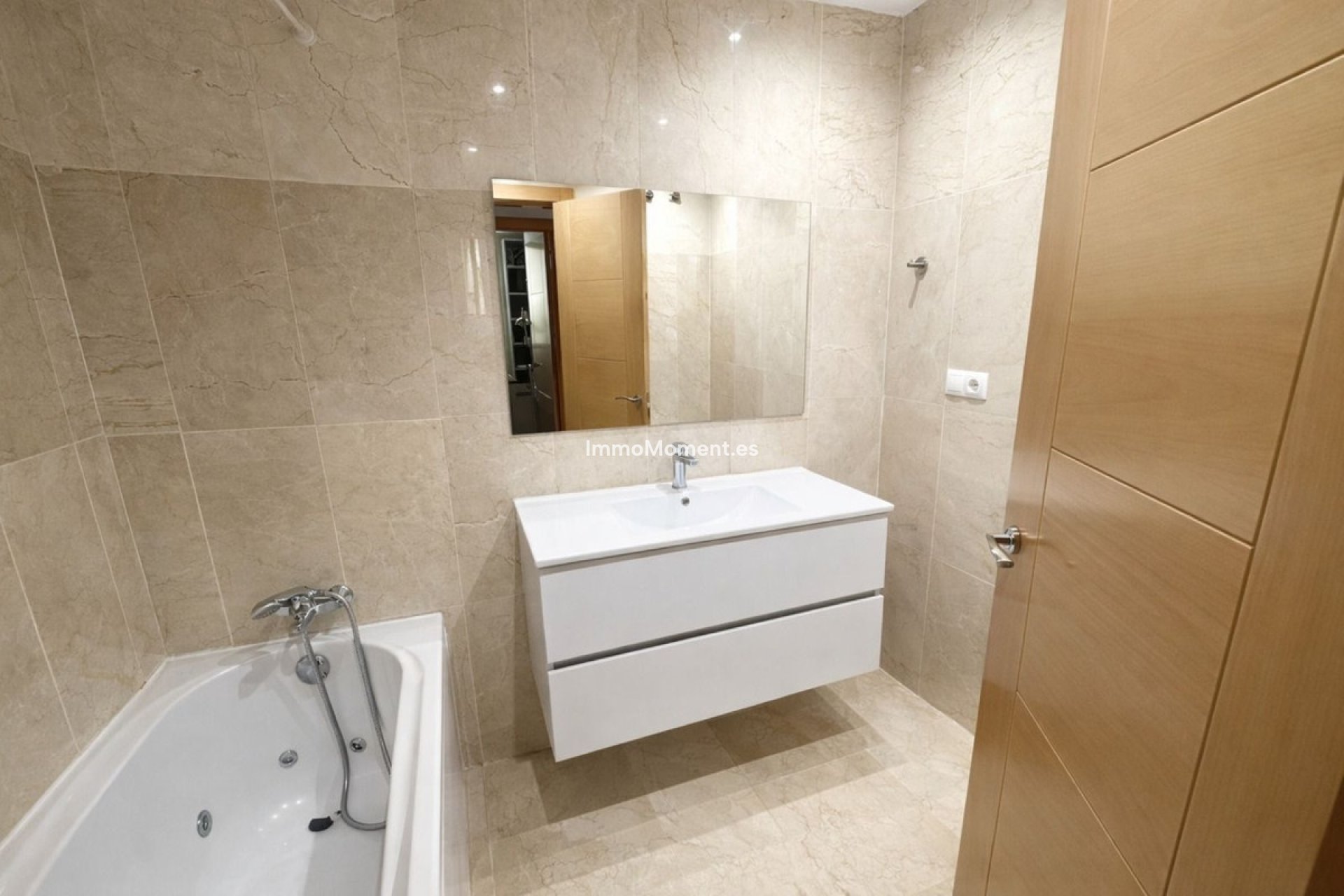 Resale - Apartment - Benahavís - Benahavís Centro