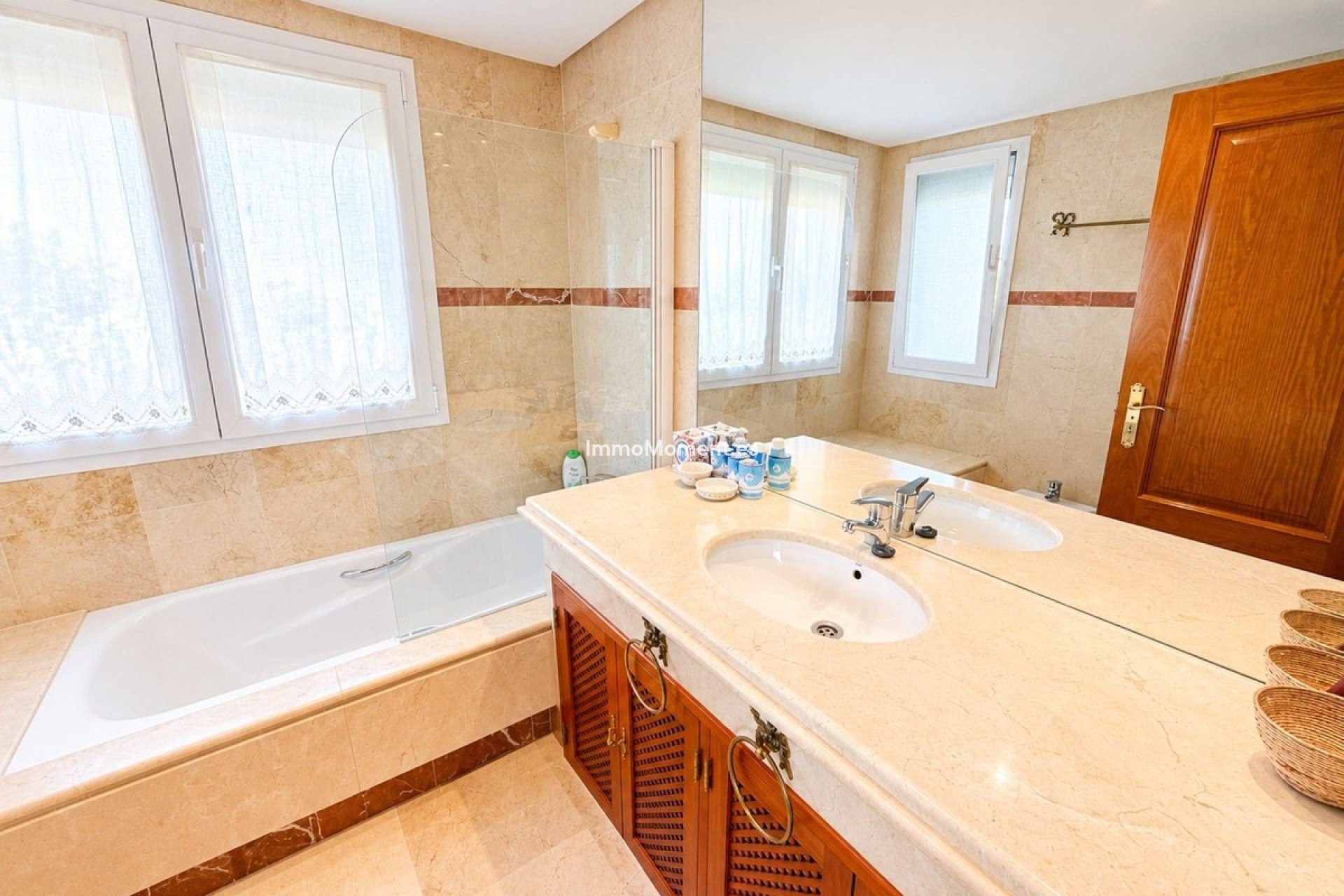 Resale - Apartment - Estepona - Costalita
