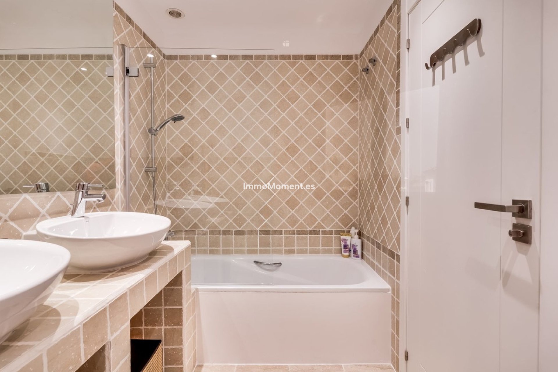 Resale - Apartment - Estepona - Selwo