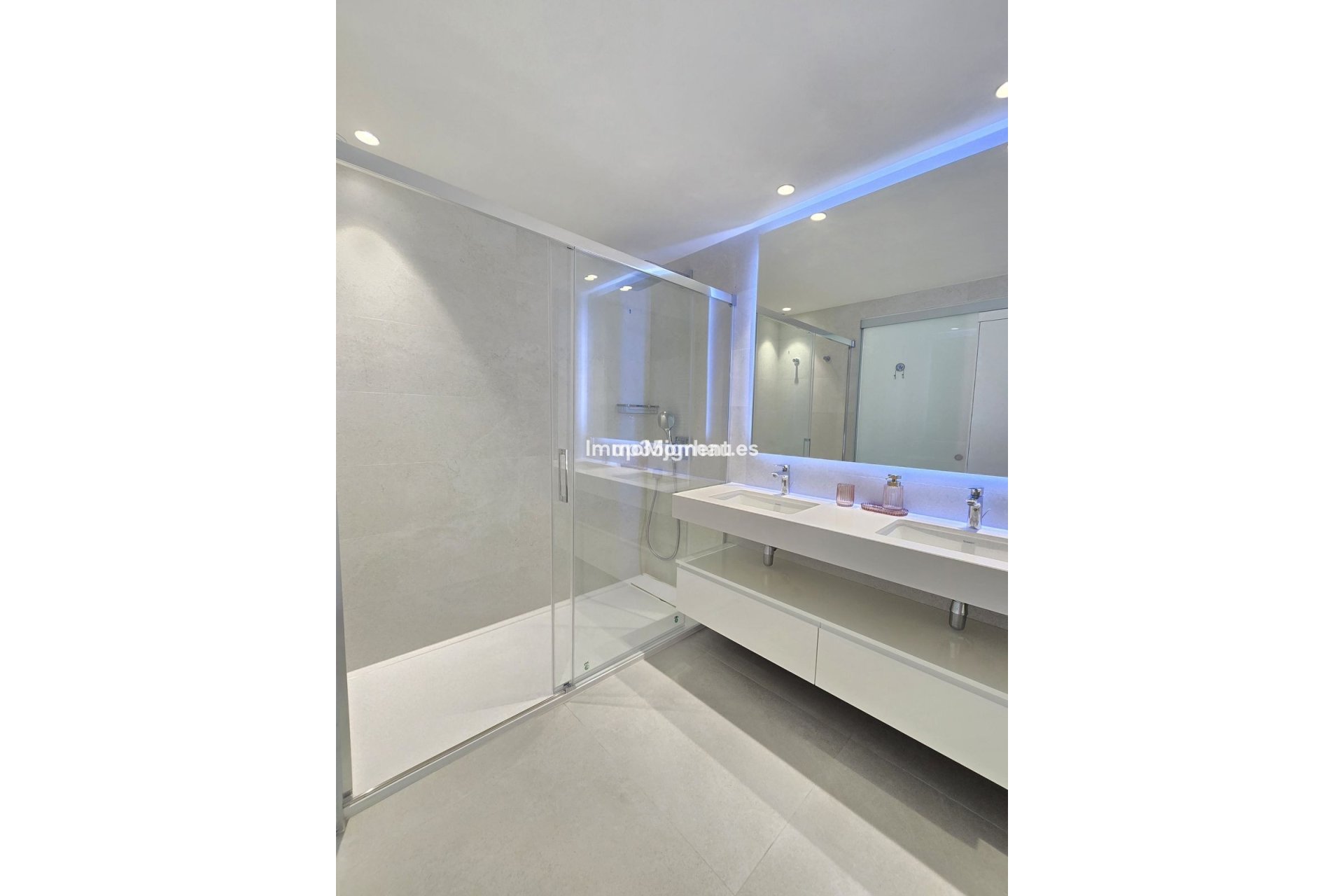 Resale - Apartment - Estepona - Selwo
