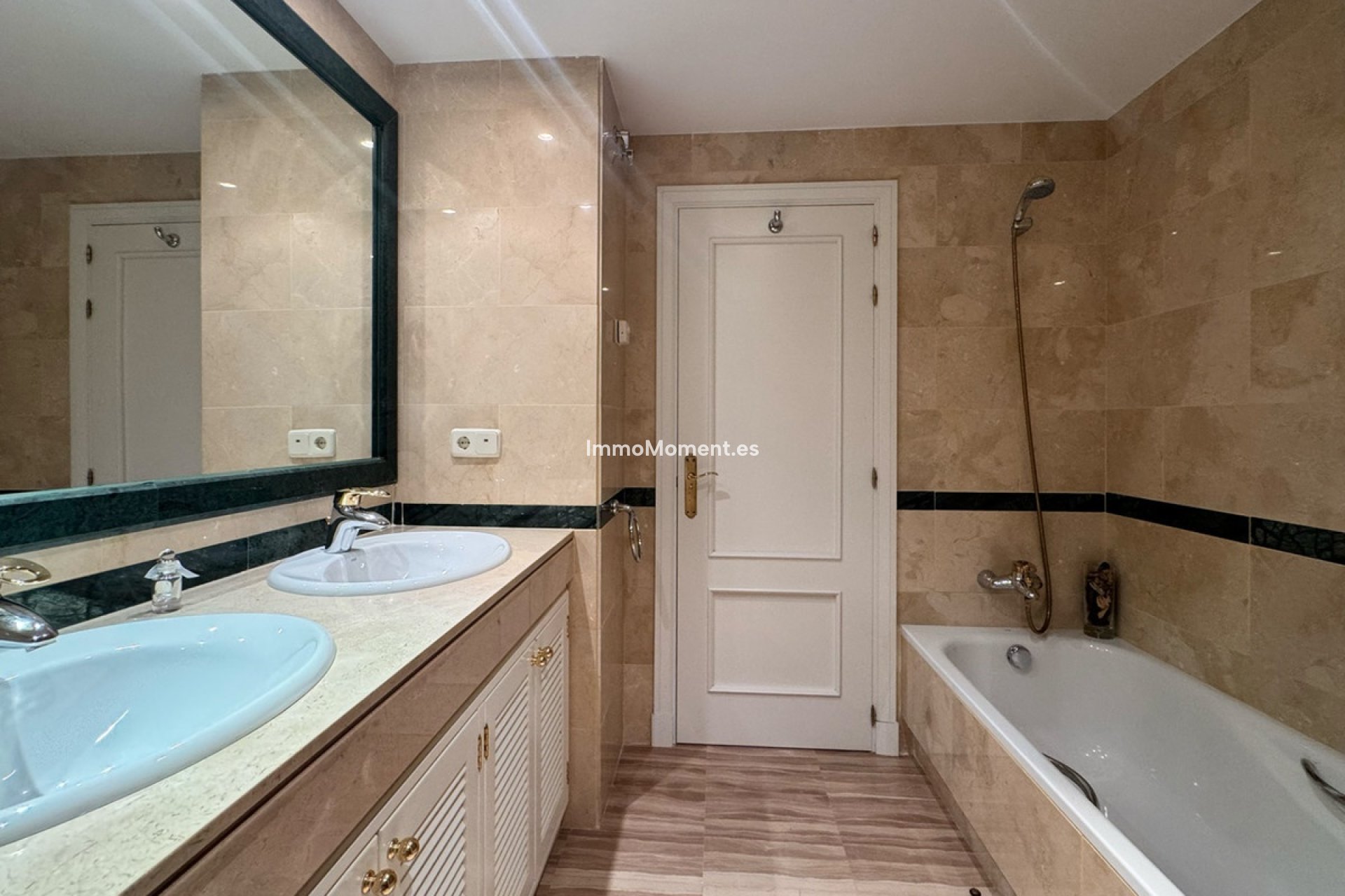 Resale - Apartment - Marbella - Elviria