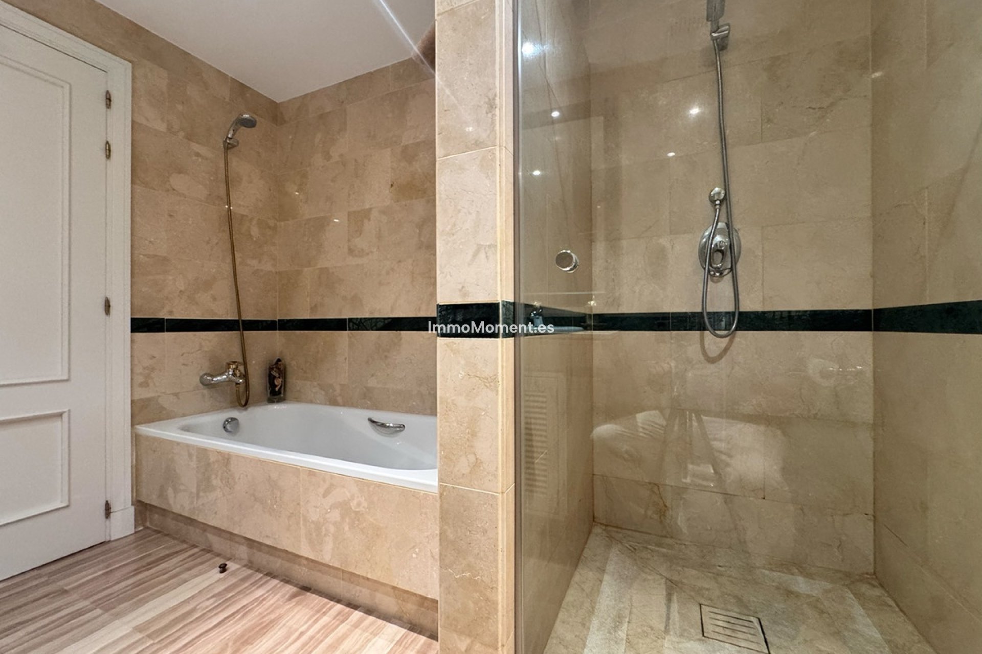 Resale - Apartment - Marbella - Elviria