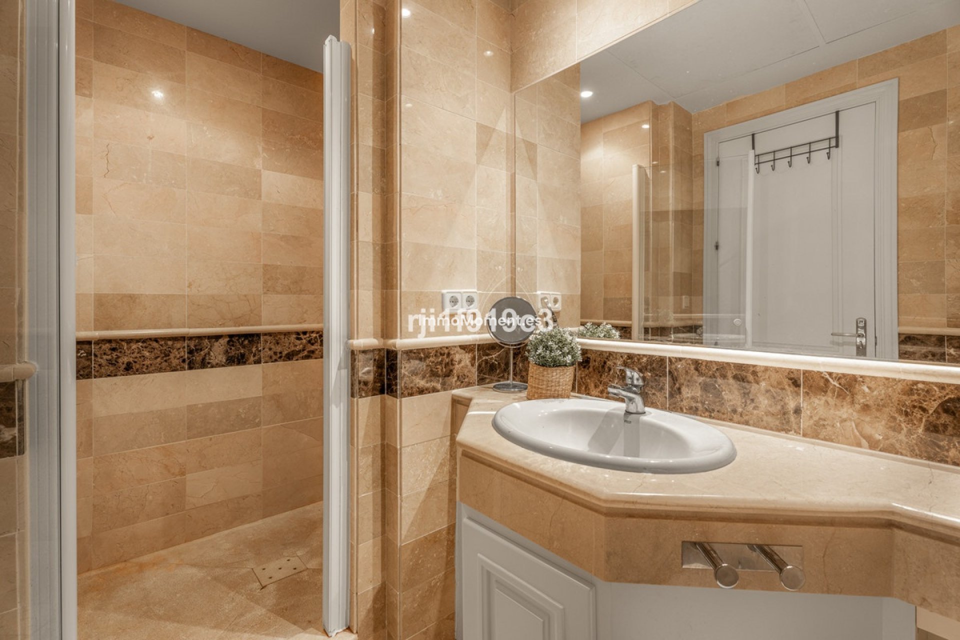 Resale - Apartment - Marbella - Elviria