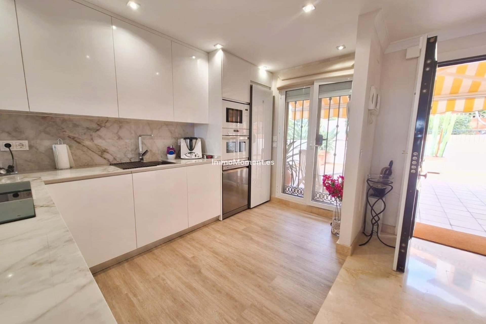 Resale - Apartment - Marbella - Elviria