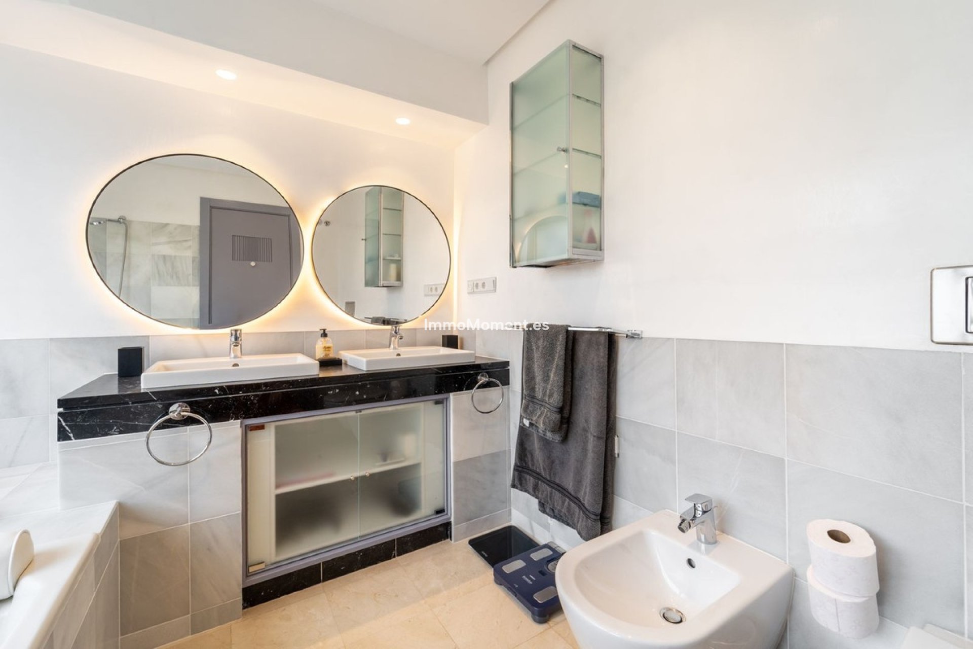 Resale - Apartment - Marbella - Nueva Andalucía
