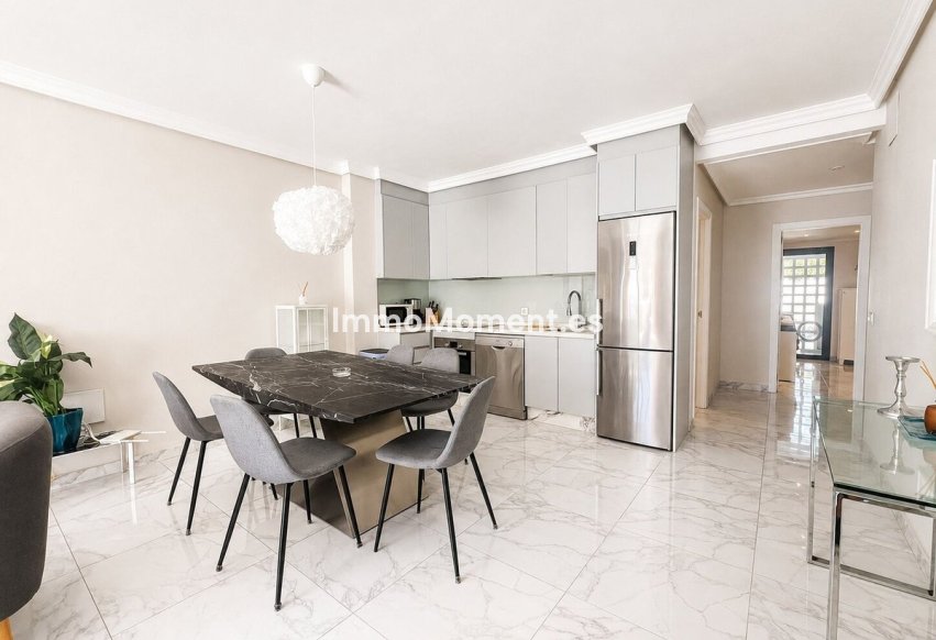 Resale - Apartment - Marbella - Nueva Andalucía