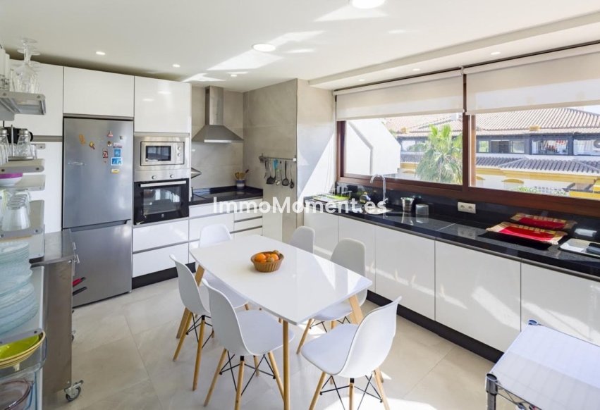 Resale - Apartment - Marbella - Nueva Andalucía