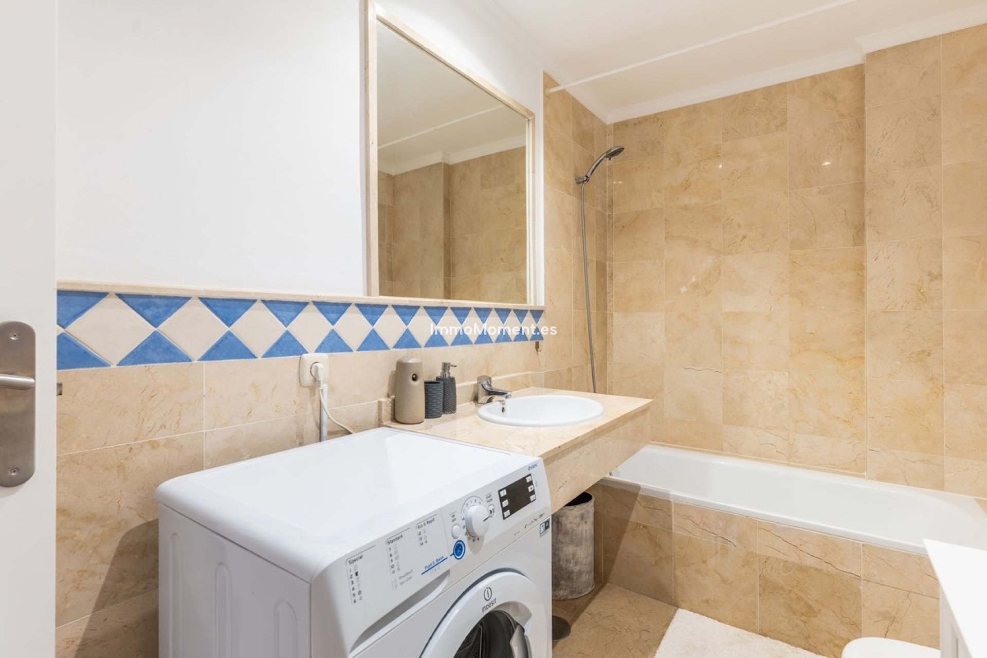 Resale - Apartment - Marbella - Nueva Andalucía