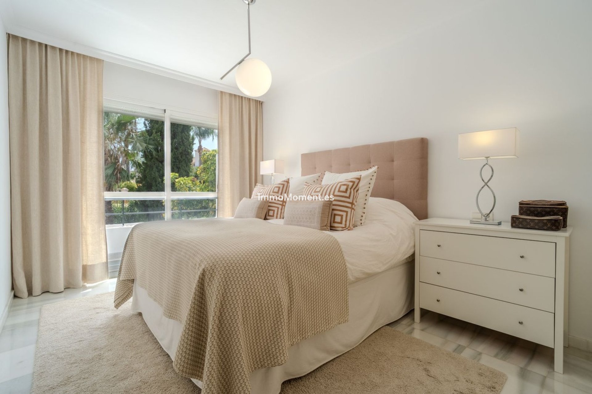 Resale - Apartment - Marbella - Nueva Andalucía