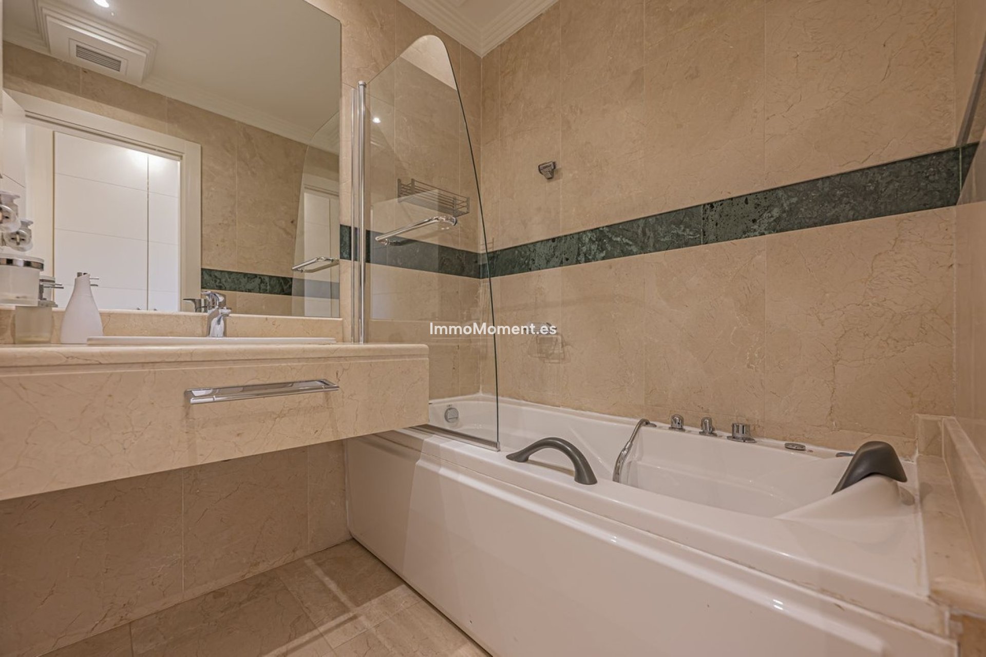 Resale - Apartment - Marbella - Nueva Andalucía