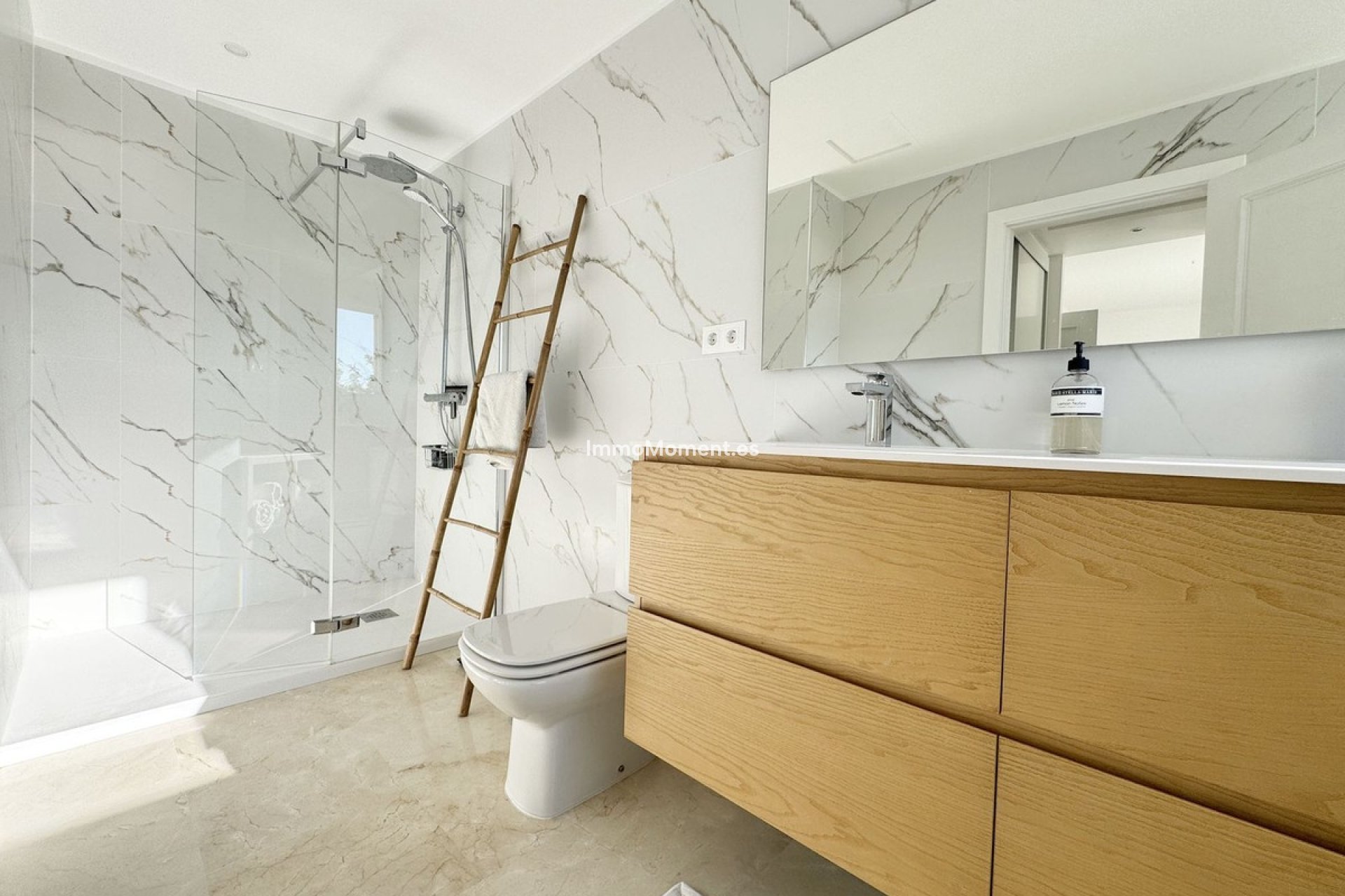 Resale - Apartment - Marbella - Nueva Andalucía