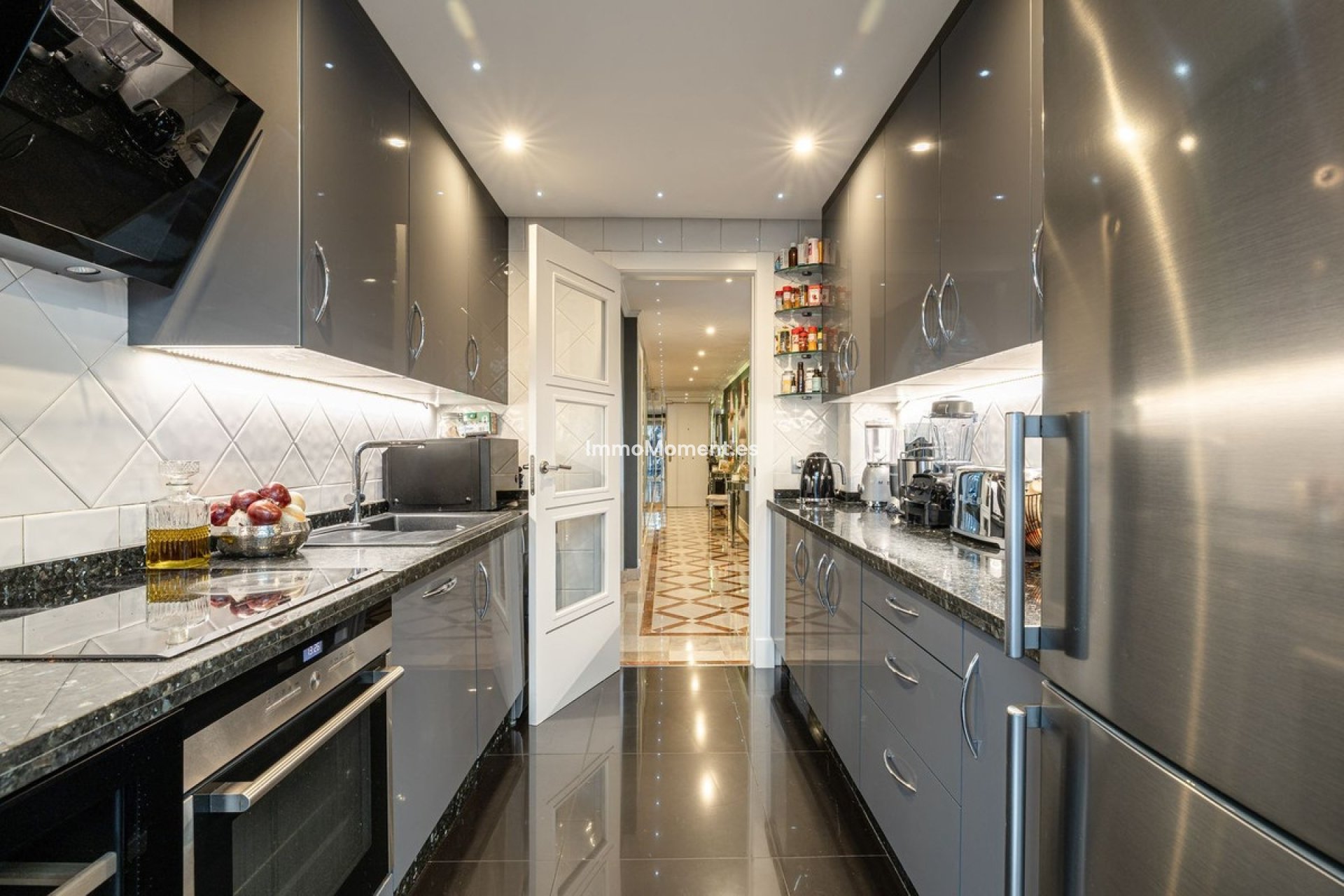 Resale - Apartment - Marbella - Nueva Andalucía