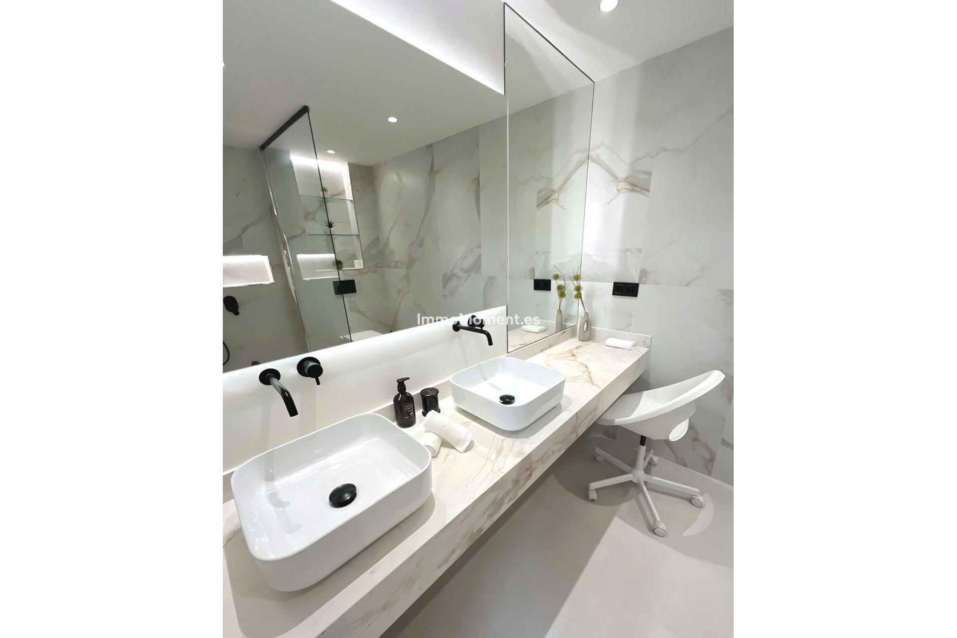 Resale - Apartment - Marbella - Nueva Andalucía