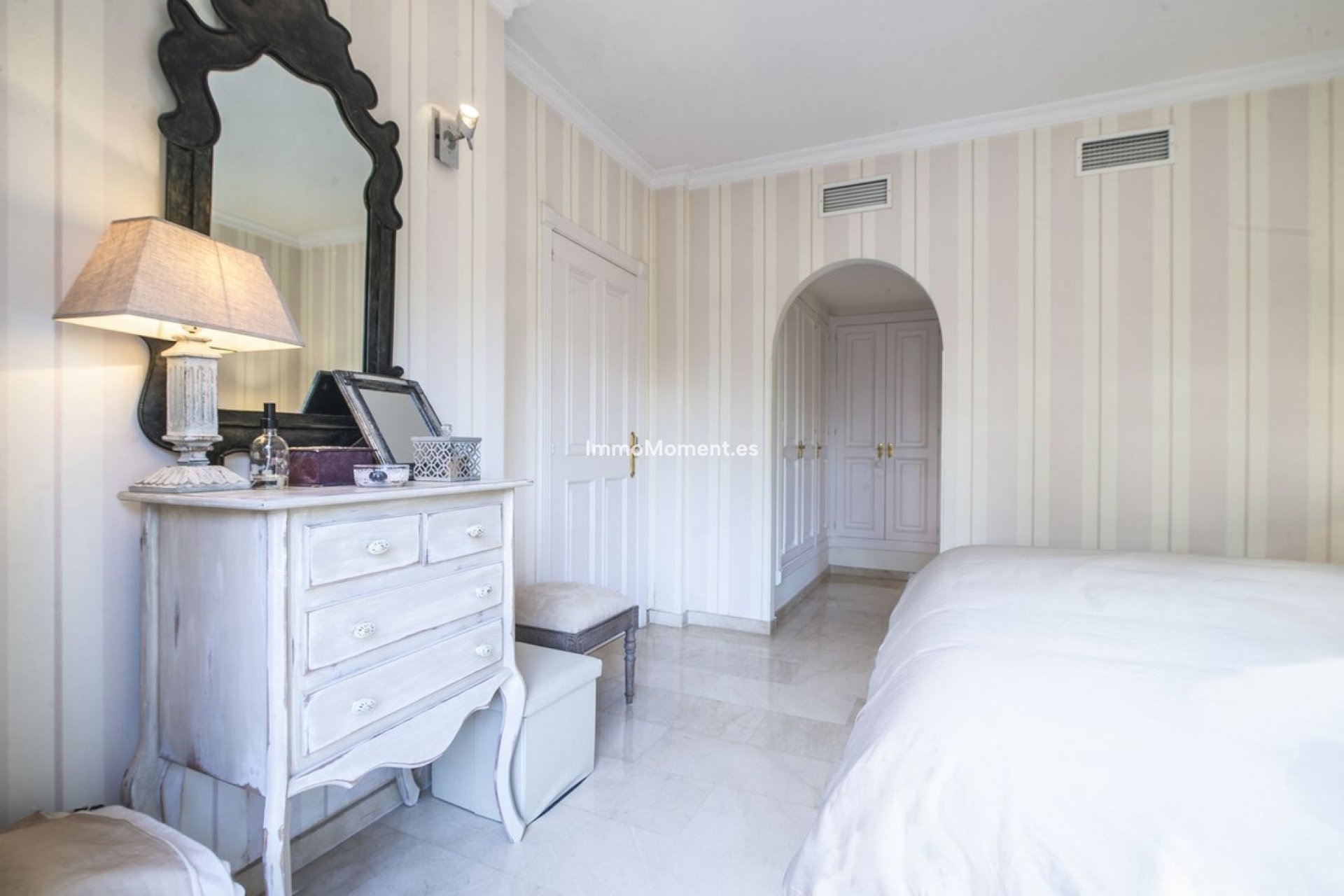 Resale - Apartment - Marbella - Nueva Andalucía