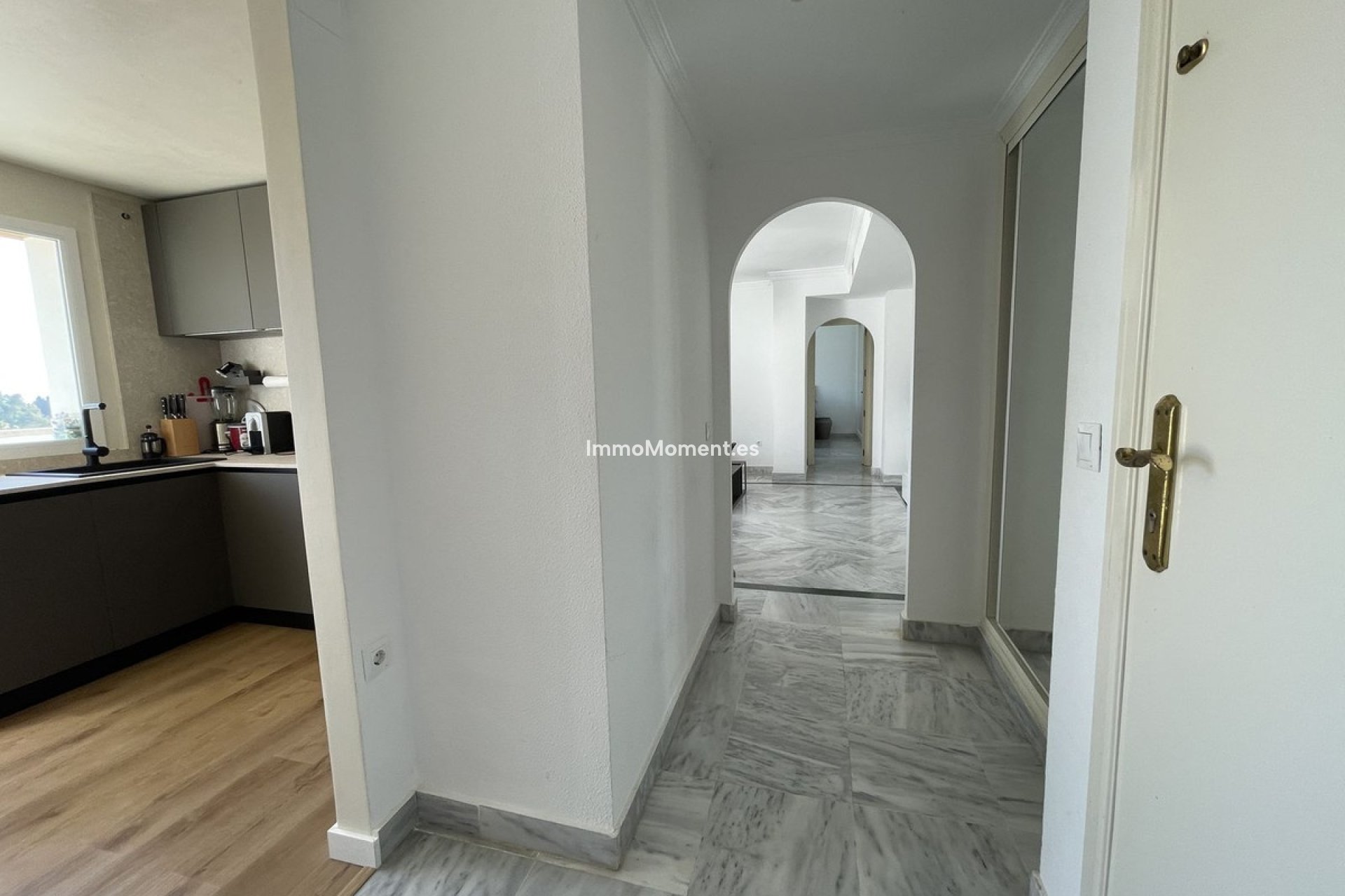 Resale - Apartment - Marbella - Nueva Andalucía