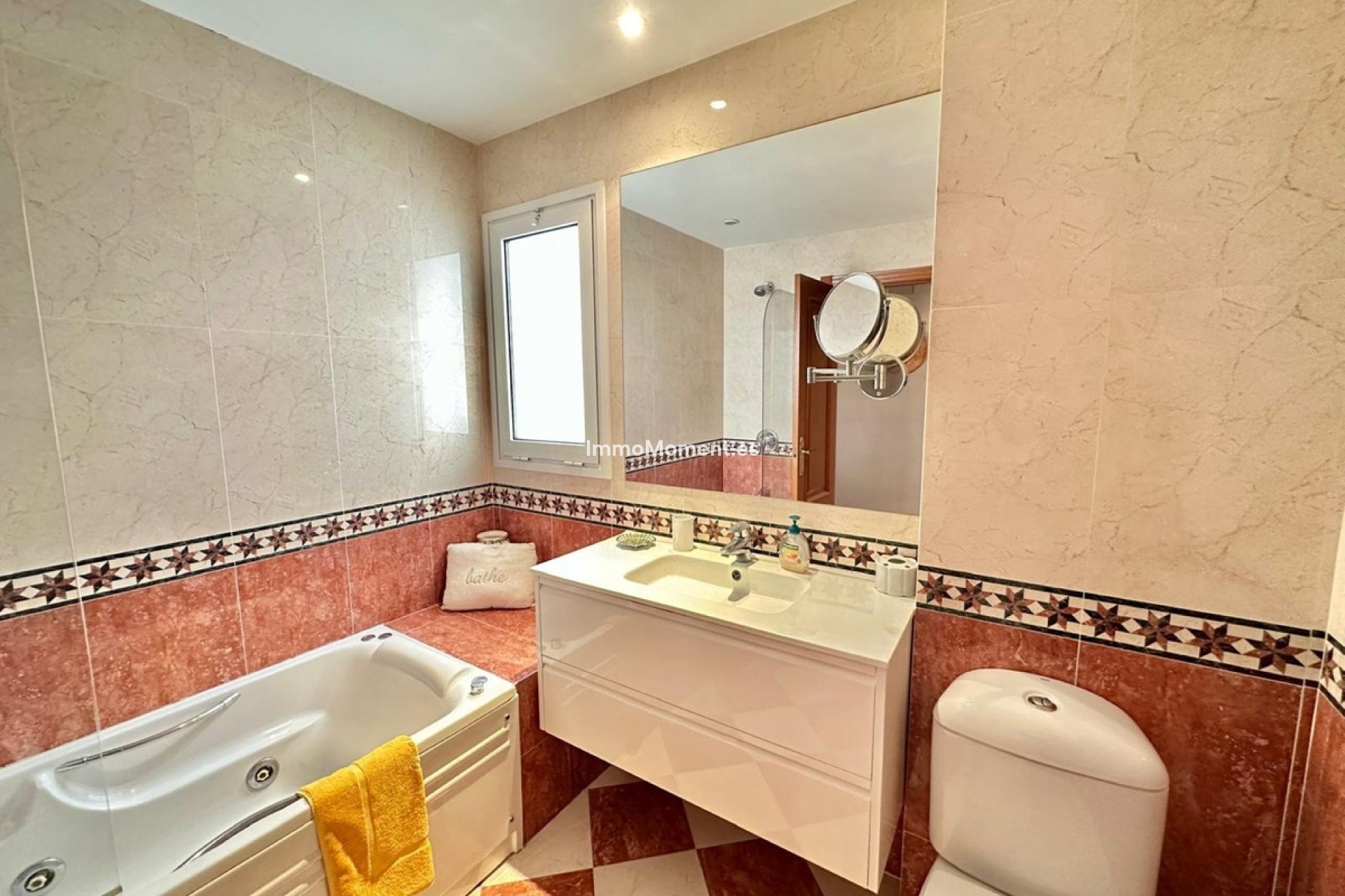 Resale - Apartment - Marbella - Nueva Andalucía