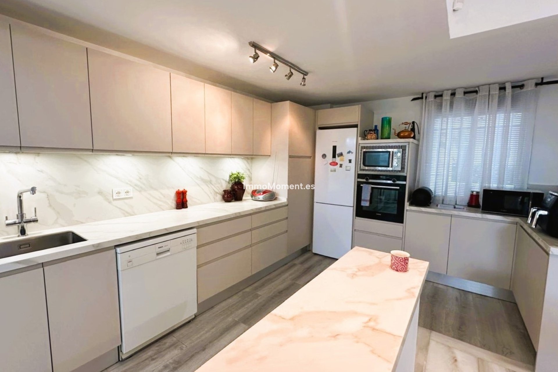 Resale - Apartment - Marbella - Nueva Andalucía