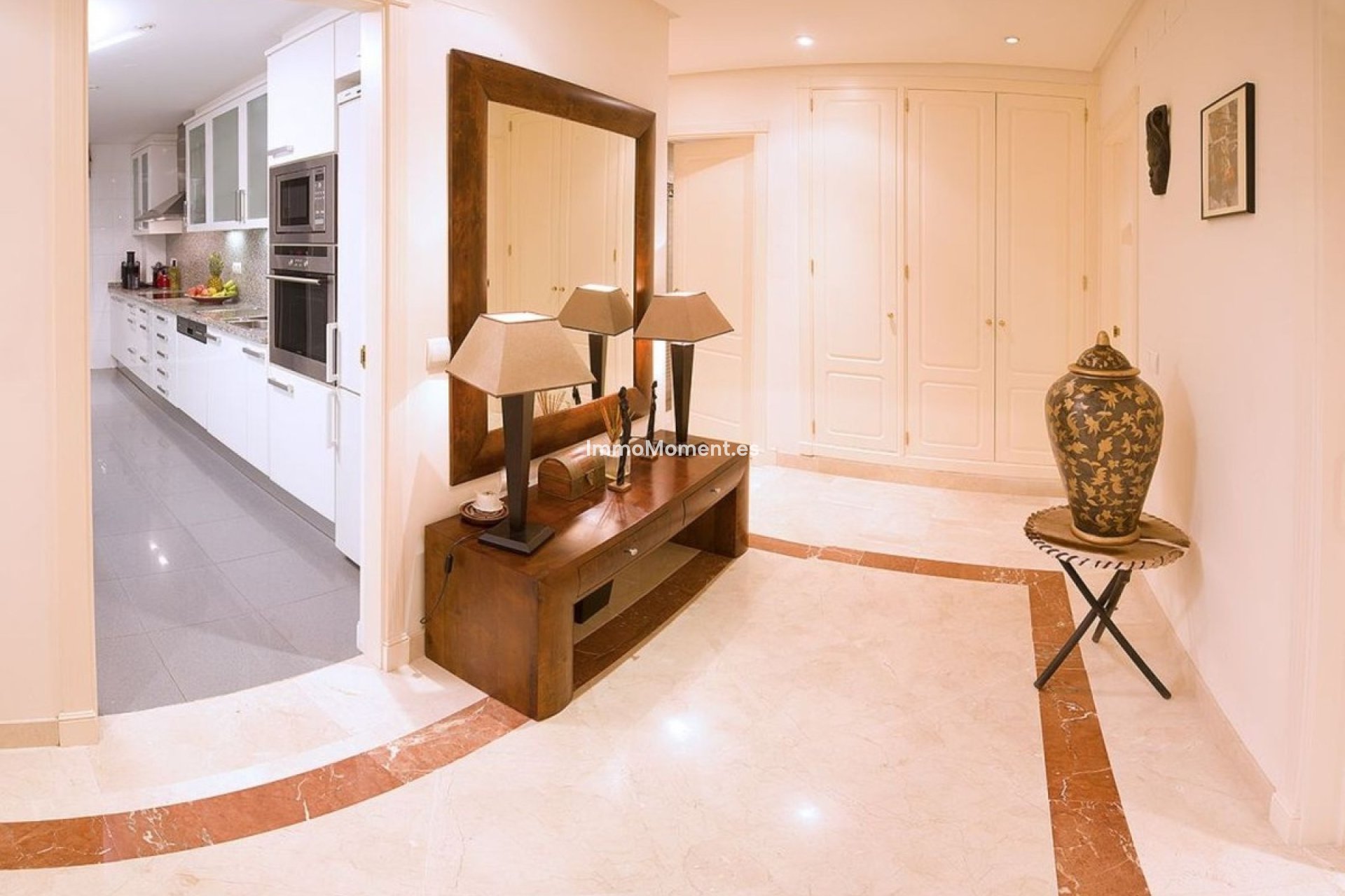 Resale - Apartment - Marbella - Nueva Andalucía