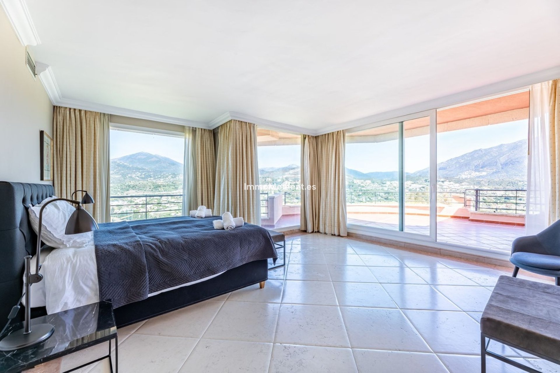 Resale - Apartment - Marbella - Nueva Andalucía