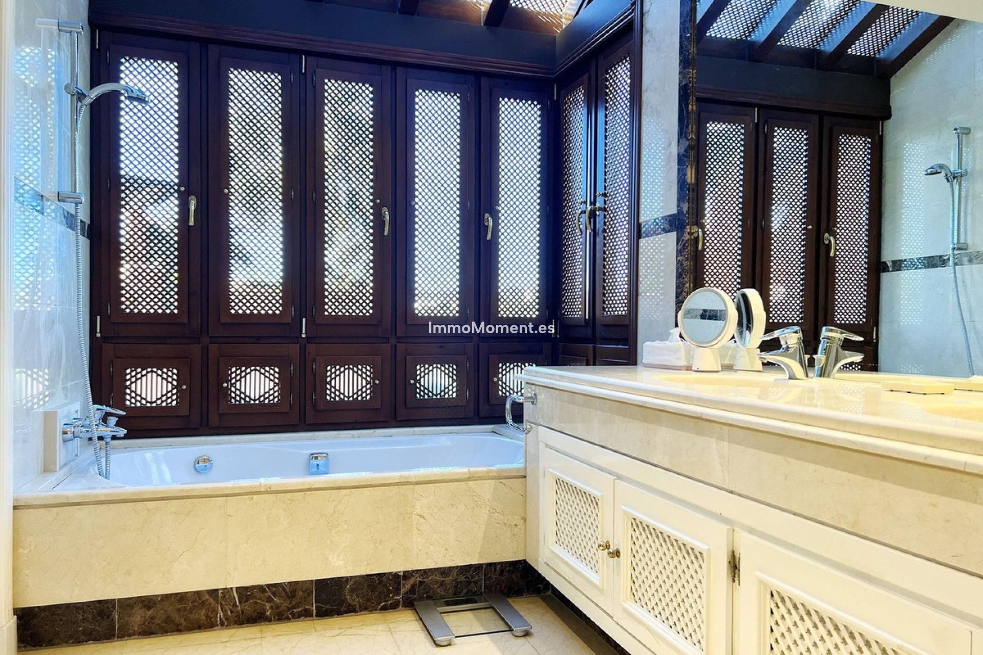 Resale - Apartment - Marbella - Nueva Andalucía