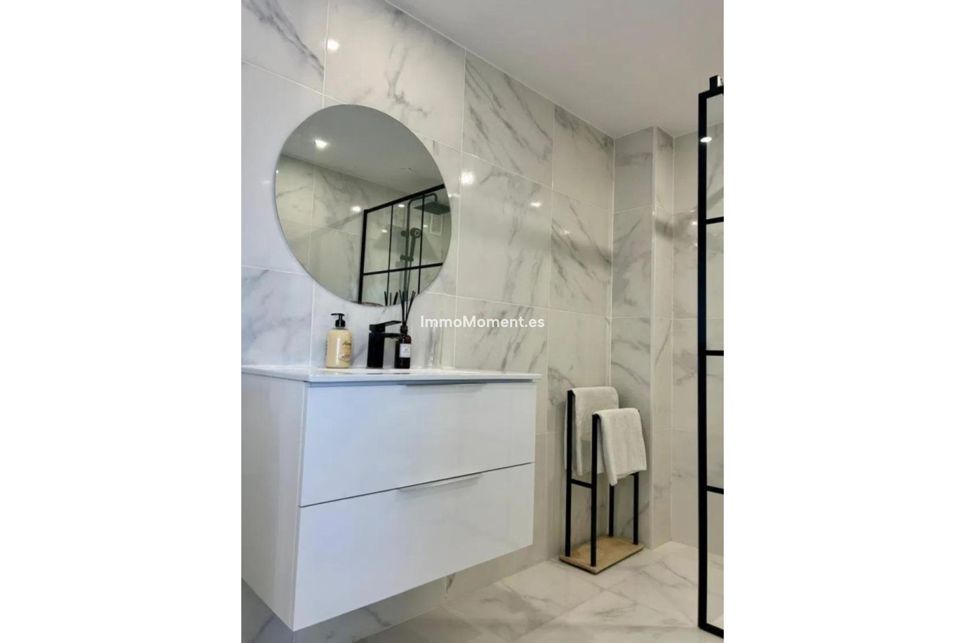 Resale - Apartment - Marbella - Nueva Andalucía