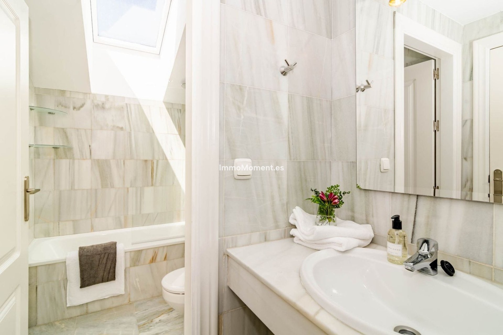 Resale - Apartment - Marbella - Nueva Andalucía