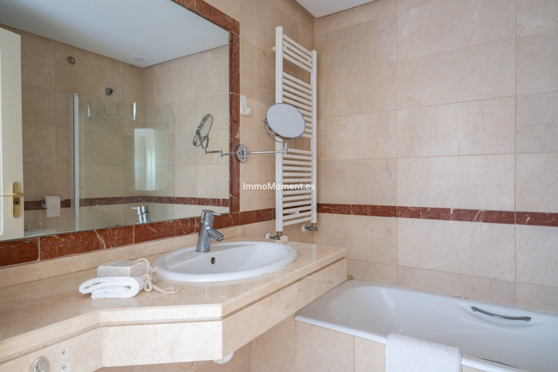 Resale - Apartment - Marbella - Nueva Andalucía