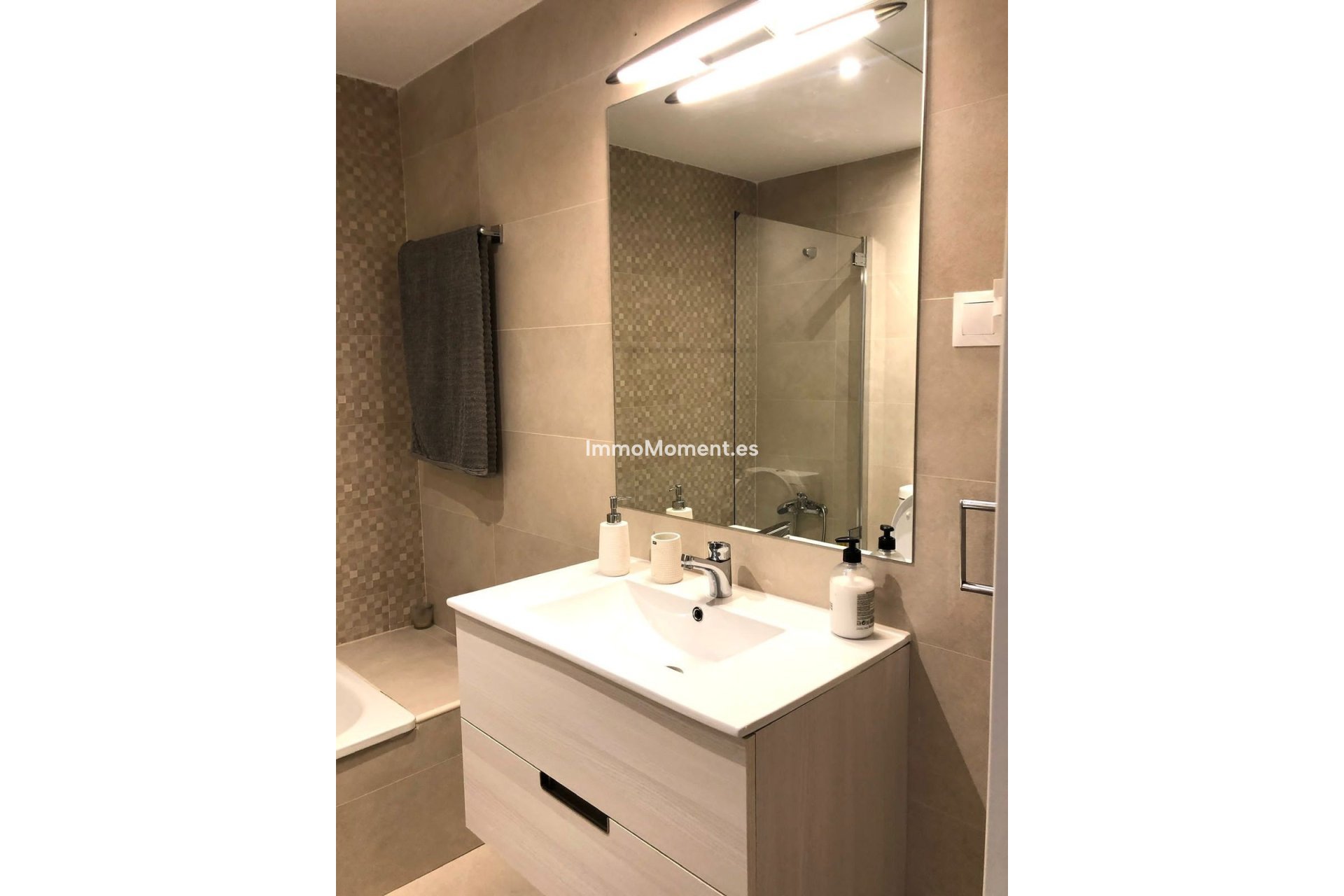 Resale - Apartment - Marbella - Nueva Andalucía