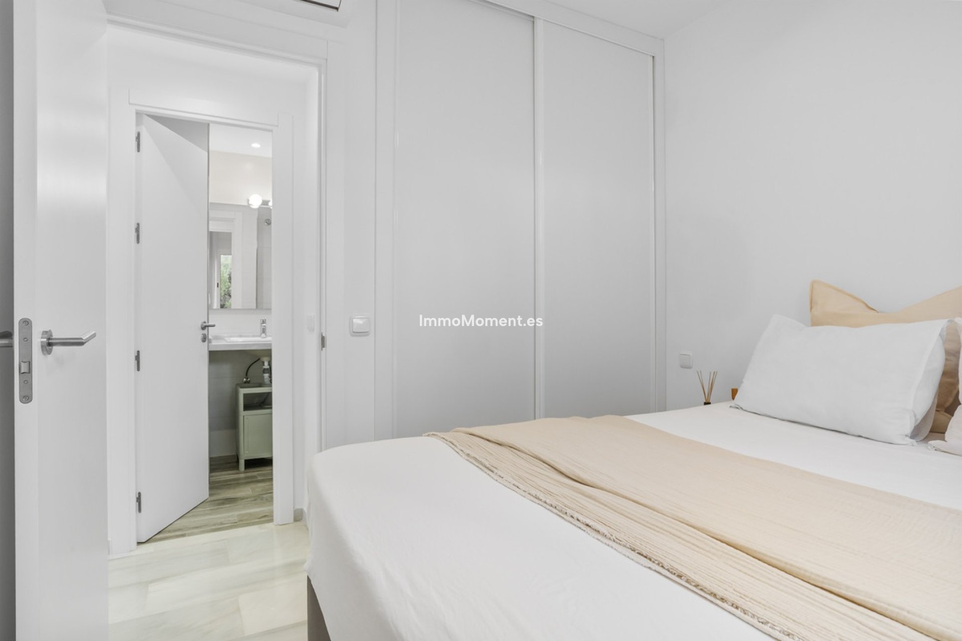 Resale - Apartment - Marbella - Nueva Andalucía