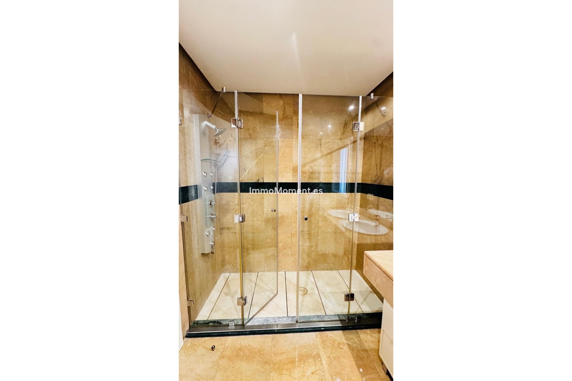 Resale - Apartment - Marbella - Nueva Andalucía