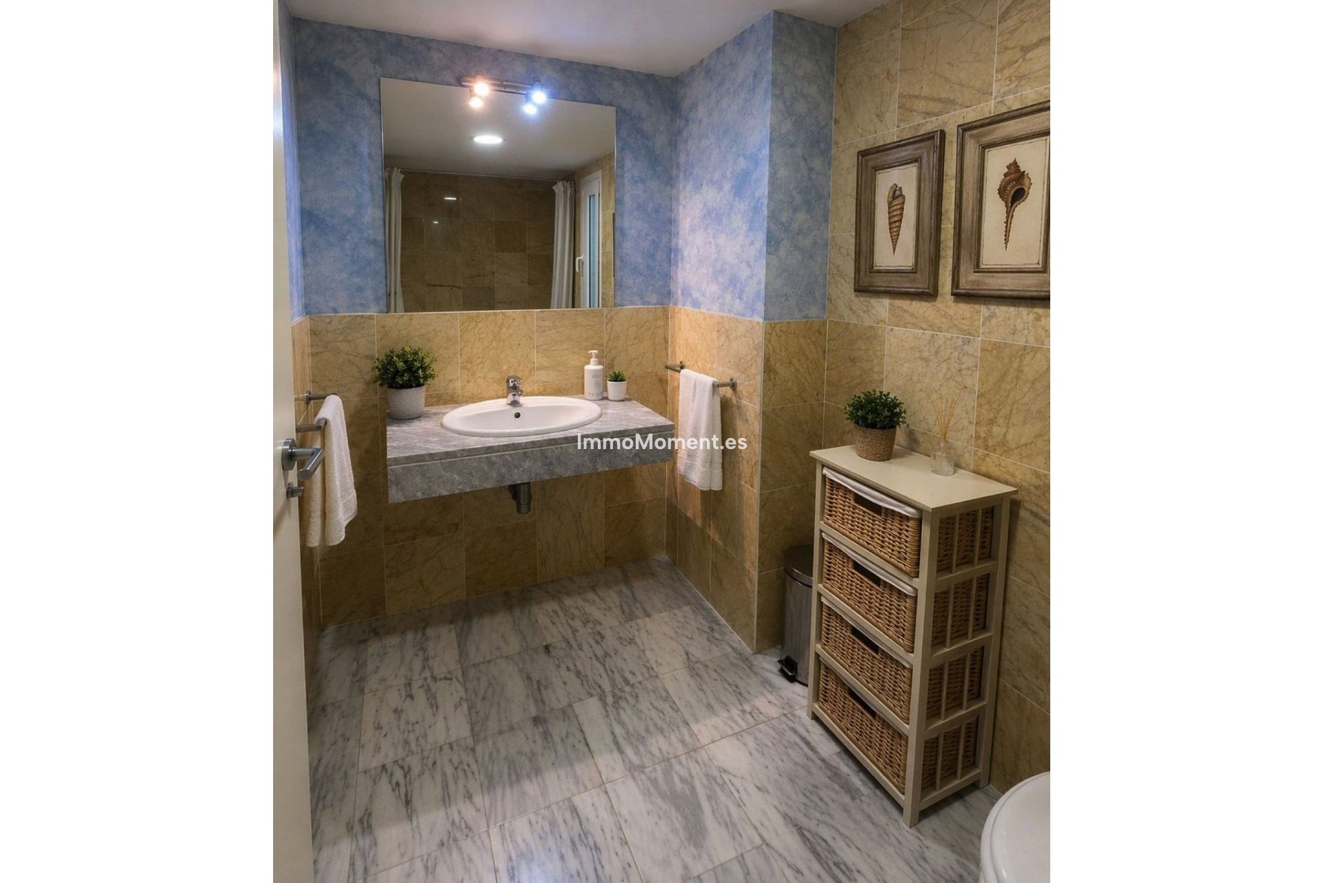 Resale - Apartment - Marbella - Nueva Andalucía