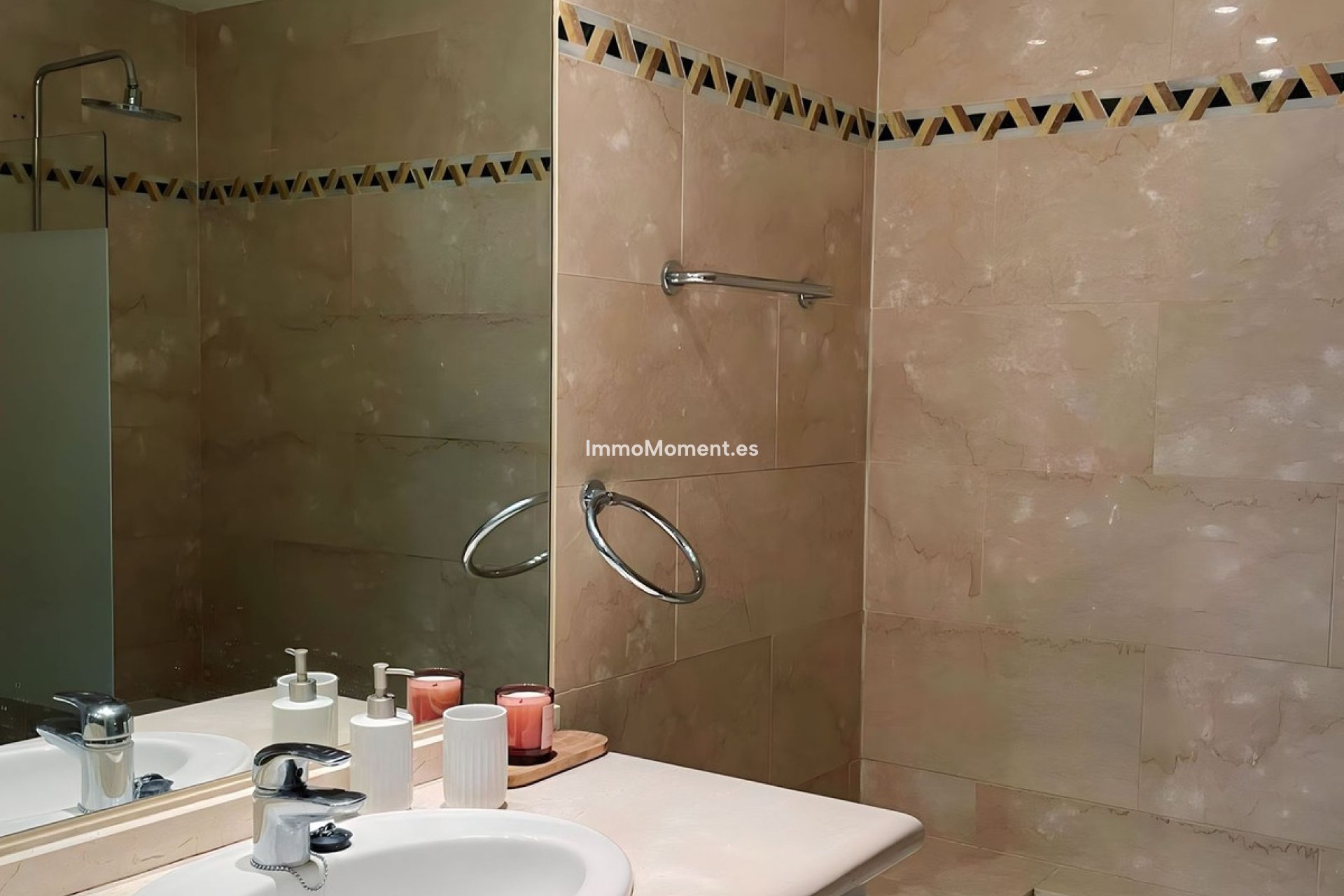 Resale - Apartment - Marbella - Nueva Andalucía