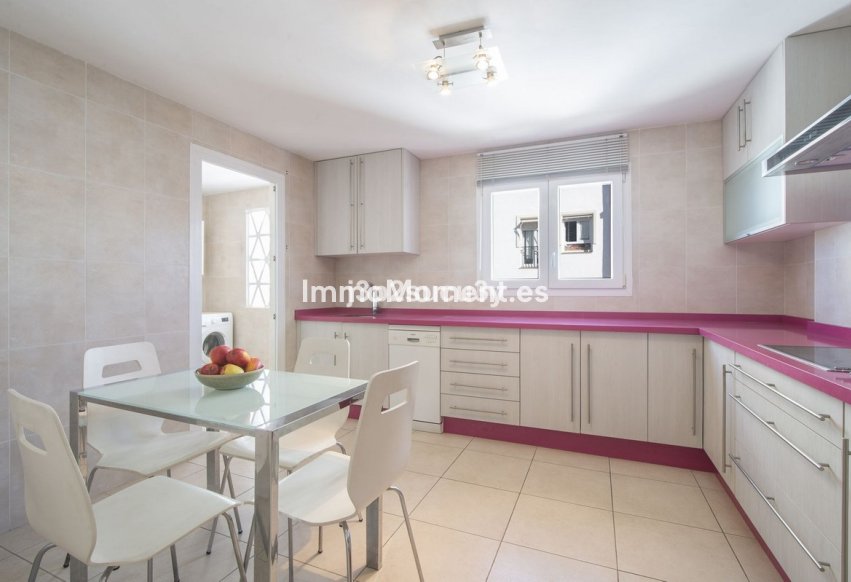 Resale - Apartment - Marbella - Nueva Andalucía