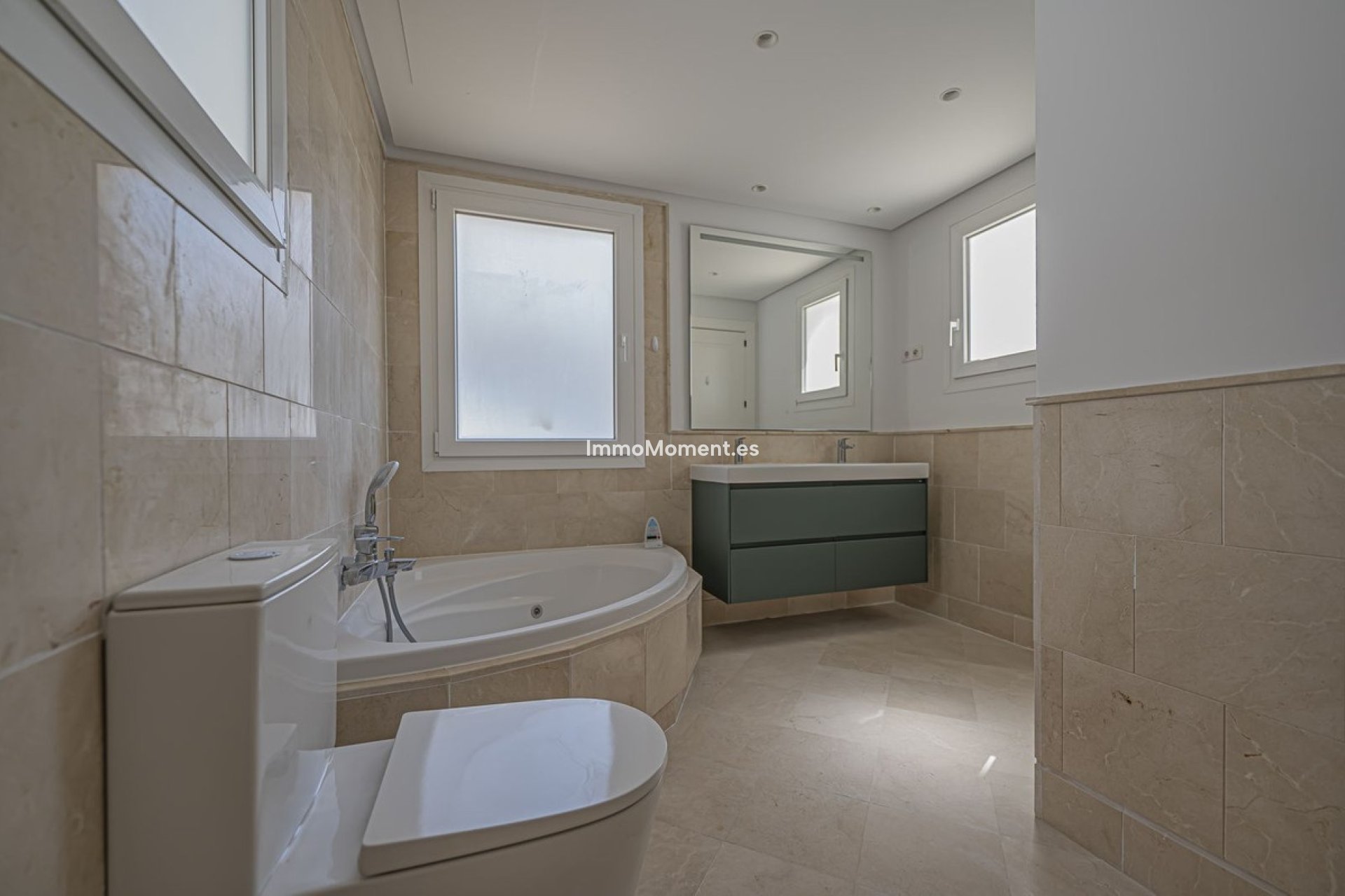 Resale - Apartment - Marbella - Nueva Andalucía