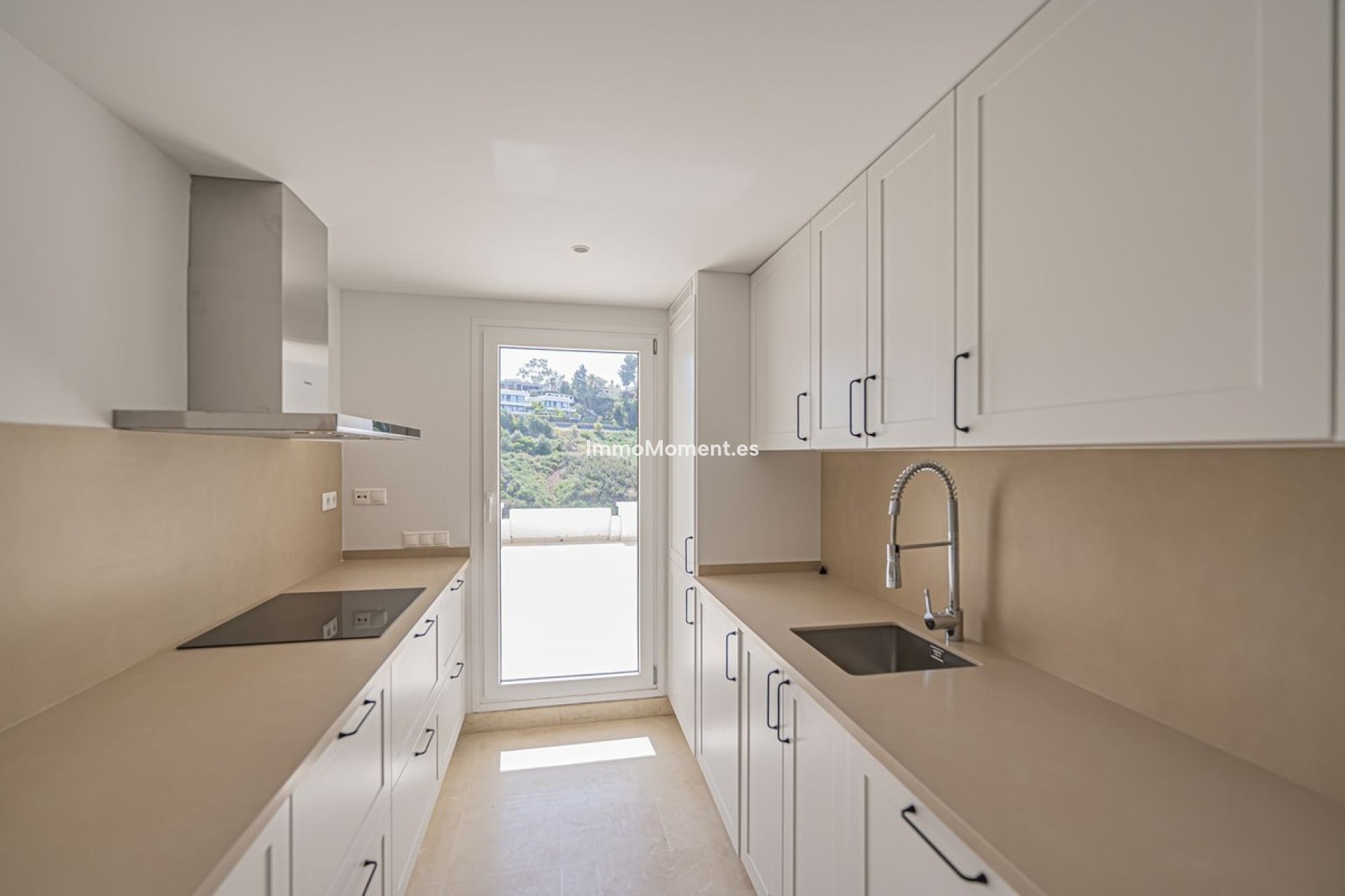 Resale - Apartment - Marbella - Nueva Andalucía