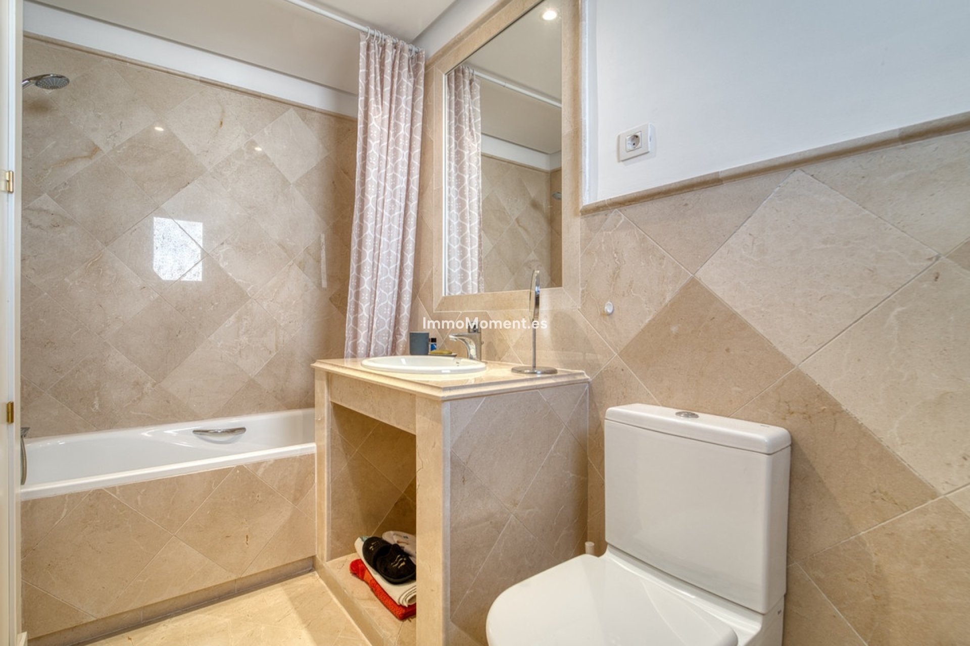 Resale - Apartment - Marbella - Nueva Andalucía