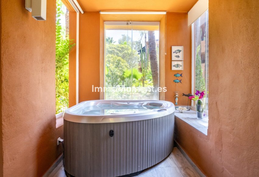 Resale - Apartment - Marbella - Nueva Andalucía