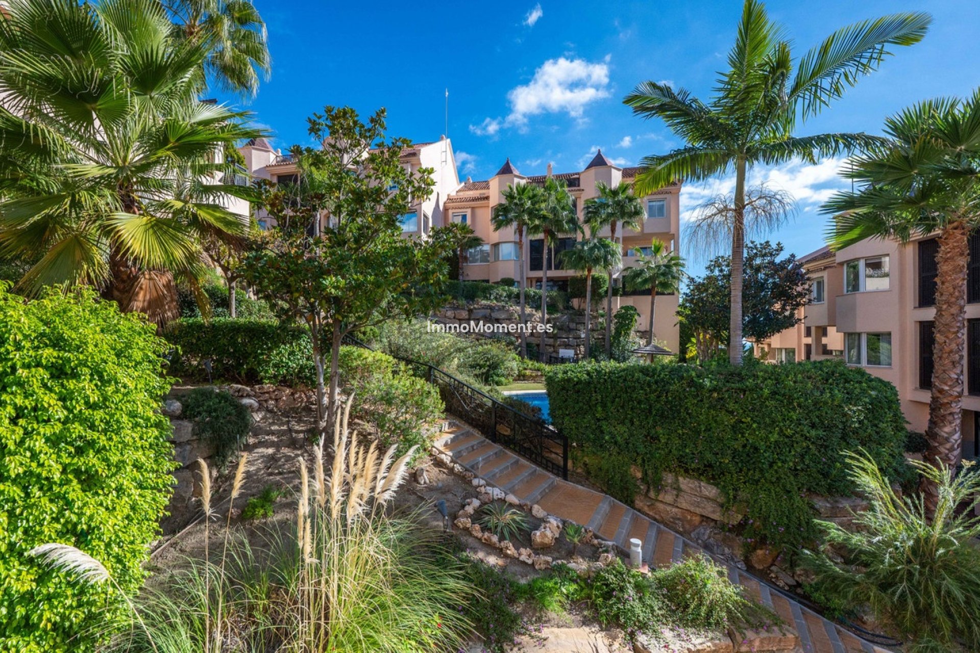 Resale - Apartment - Marbella - Nueva Andalucía